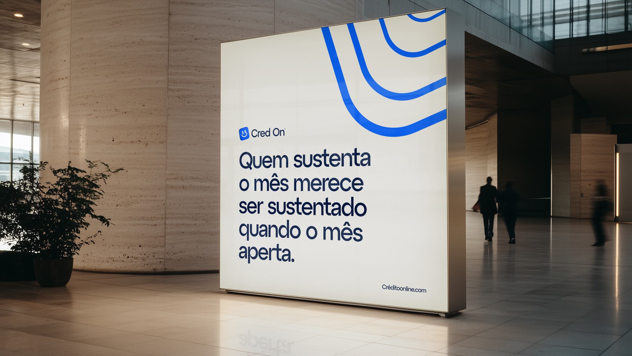 Painel da Crédito Online em um saguão: “Quem sustenta o mês merece ser sustentado quando o mês aperta.”